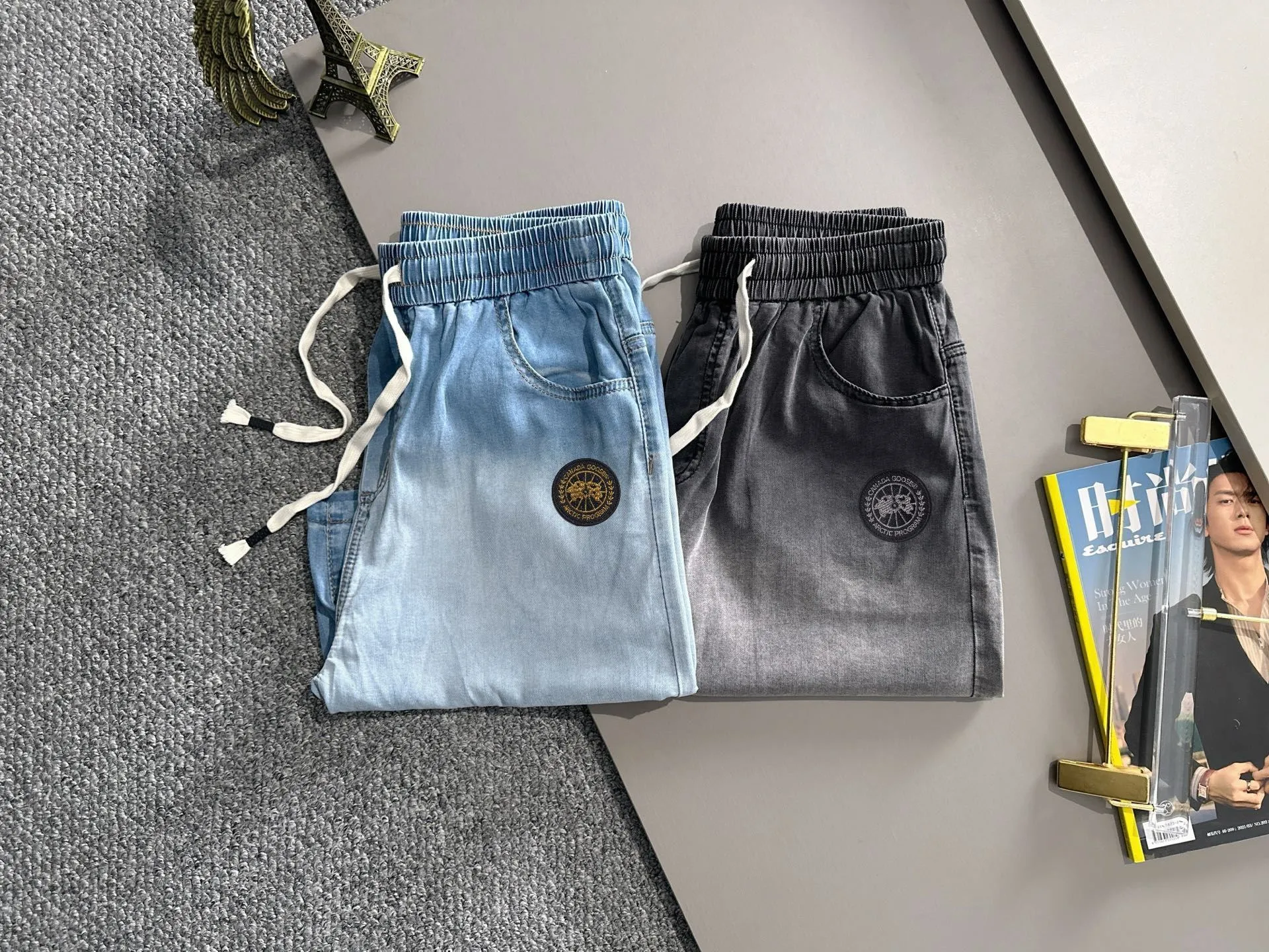 P300 Big Goose 2025 summer new jeans denim shorts are woven from imported Japanese Denim plain cotton denim fabrics. They have three standards. The top stone-washed process makes the texture reach the old taste of the 1980s. It is soft, delicate, comfortable and breathable. The color has a modern and fashionable vicissitudes. The upper body is versatile and fashionable! Light luxury is a must-have item for daily commuting! Size: M-4XL (please state your height and weight when placing an order)